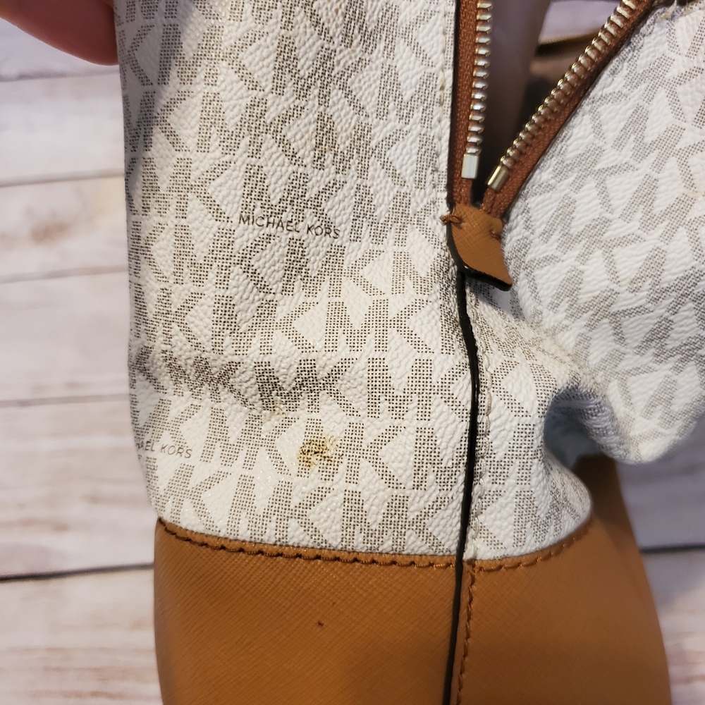 Michael Kors Signature Savannah Large Satchel - Picture 10 of 12